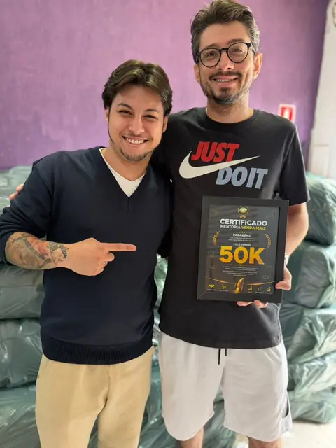 Aluno com o certificado 50 mil ao lado do Lucas Messias