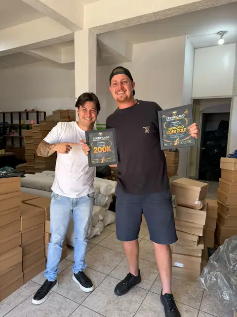 Aluno com o certificado 200 mil ao lado do Lucas Messias