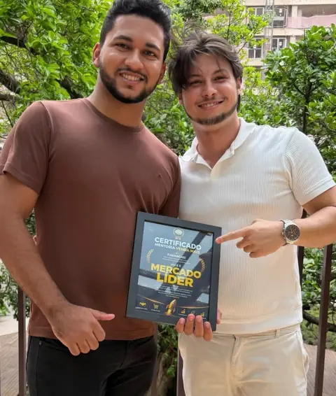 Aluno com o certificado MercadoLíder ao lado do Lucas Messias