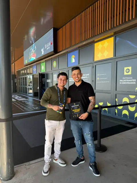 Aluno com o certificado MercadoLíder ao lado do Lucas Messias