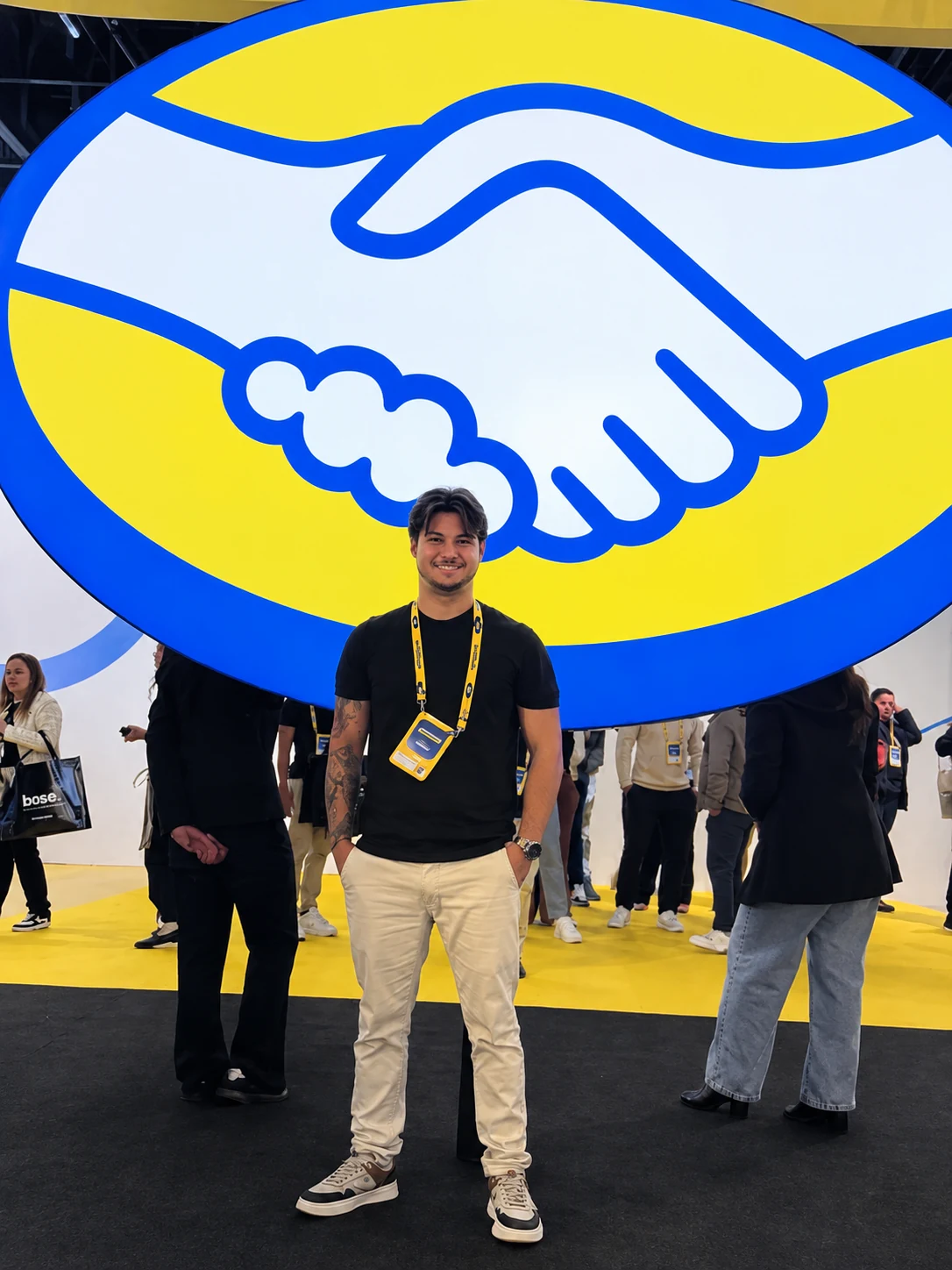 Lucas Messias, mentor de vendedores no Mercado Livre, diante do logo do Mercado Livre