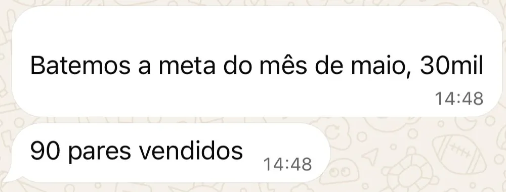 Aluna avisando que bateu a meta de R$ 30 mil em maio, com 90 pares vendidos
